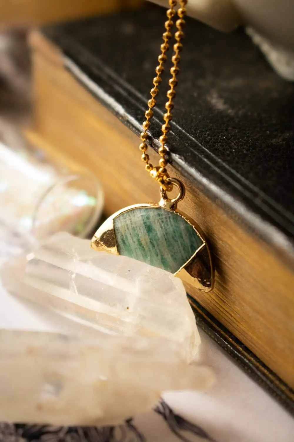 Pendentif Vaeri en amazonite et chaîne en laiton doré lunamanashop