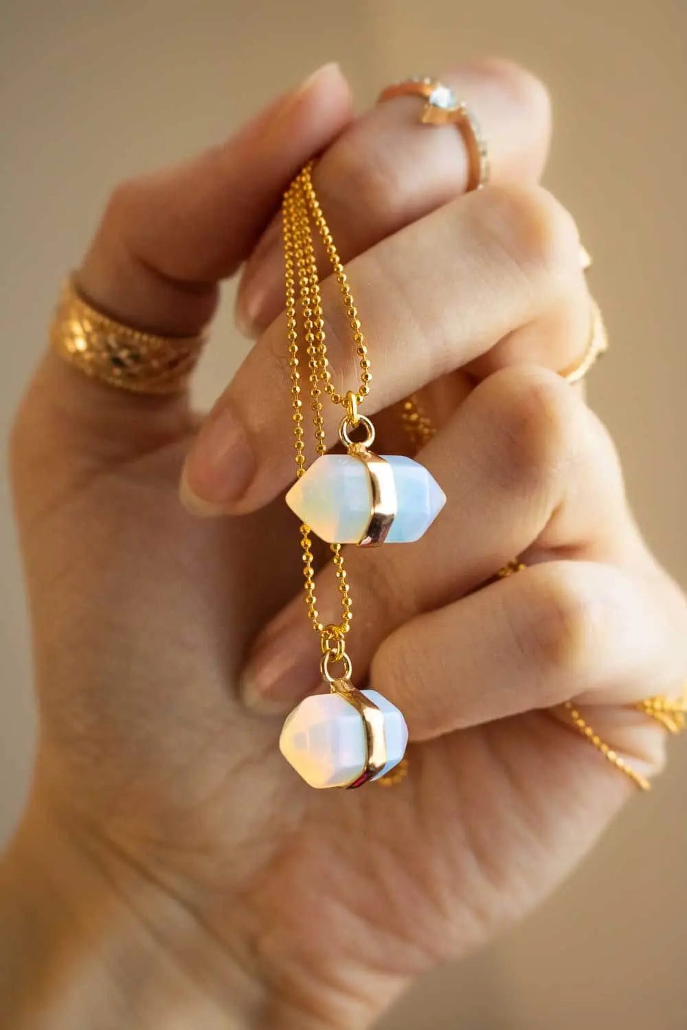 Pendentif en opaline Skara et chaîne en laiton doré lunamanashop
