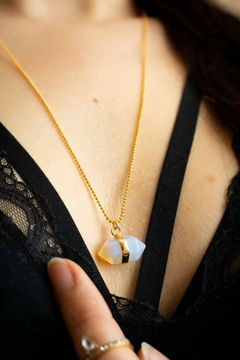 Pendentif en opaline Skara et chaîne en laiton doré lunamanashop