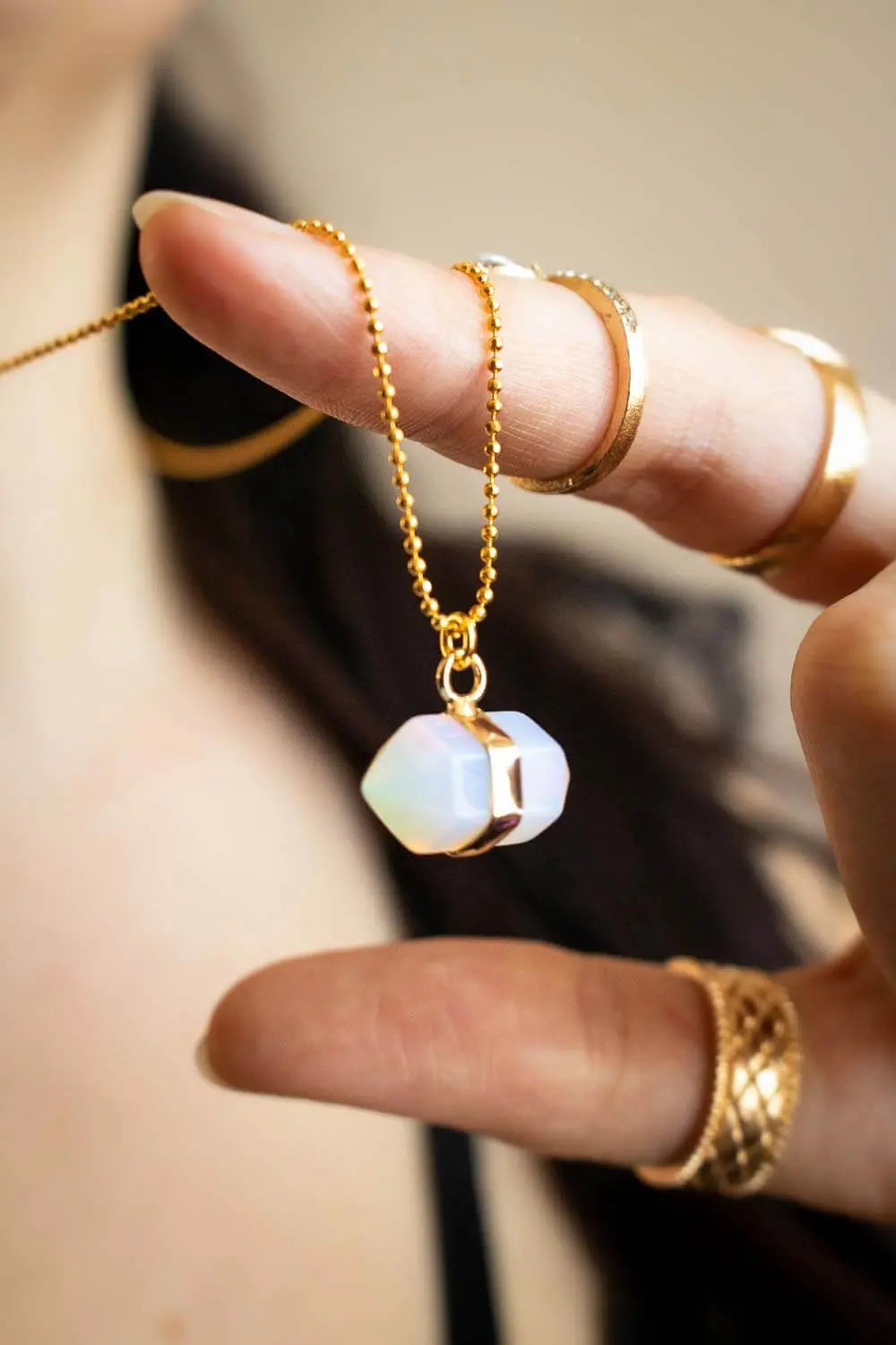 Pendentif en opaline Skara et chaîne en laiton doré lunamanashop
