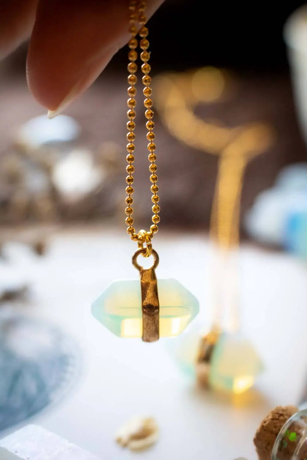 Pendentif en opaline Skara et chaîne en laiton doré lunamanashop