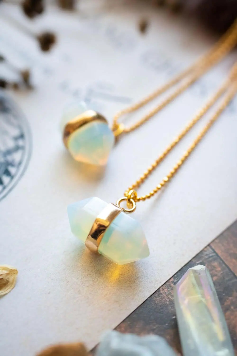 Pendentif en opaline Skara et chaîne en laiton doré lunamanashop