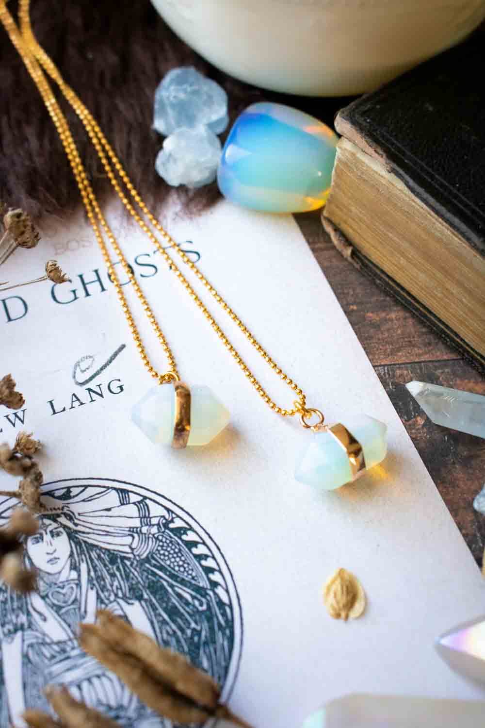 Pendentif en opaline Skara et chaîne en laiton doré lunamanashop
