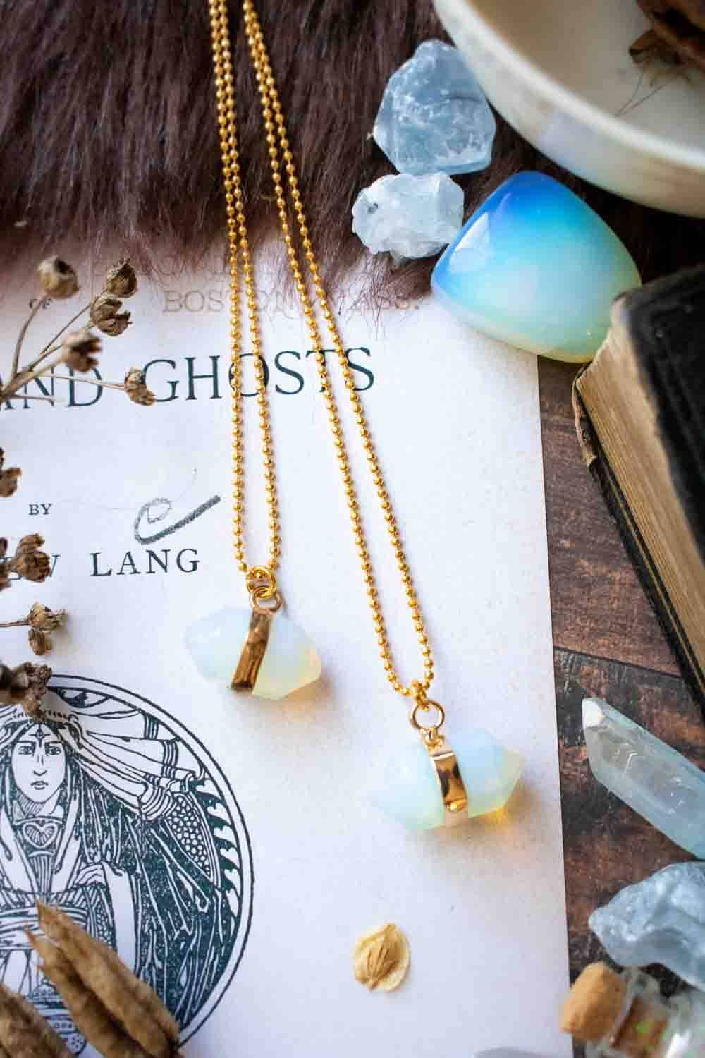 Pendentif en opaline Skara et chaîne en laiton doré lunamanashop