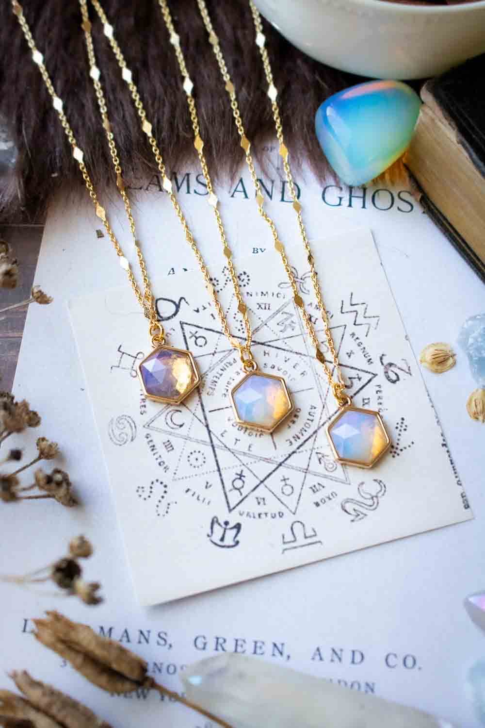 Pendentif en opaline Thrima et chaîne en laiton doré lunamanashop
