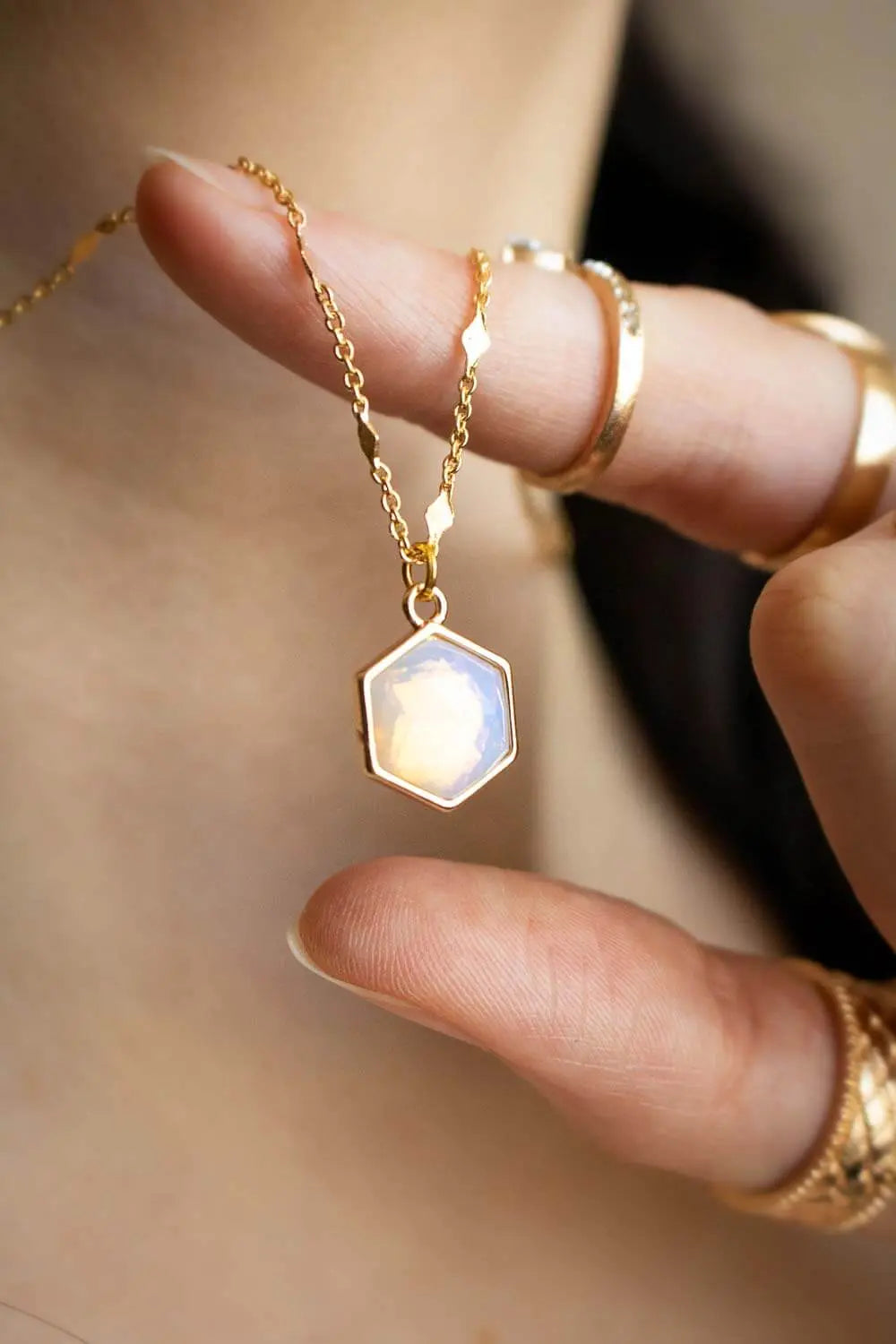 Pendentif en opaline Thrima et chaîne en laiton doré lunamanashop