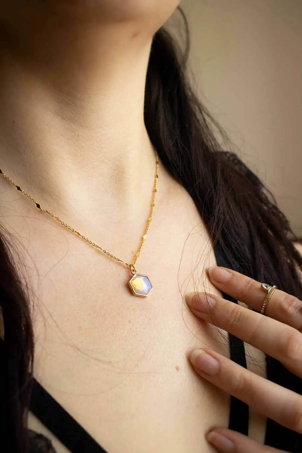 Pendentif en opaline Thrima et chaîne en laiton doré lunamanashop