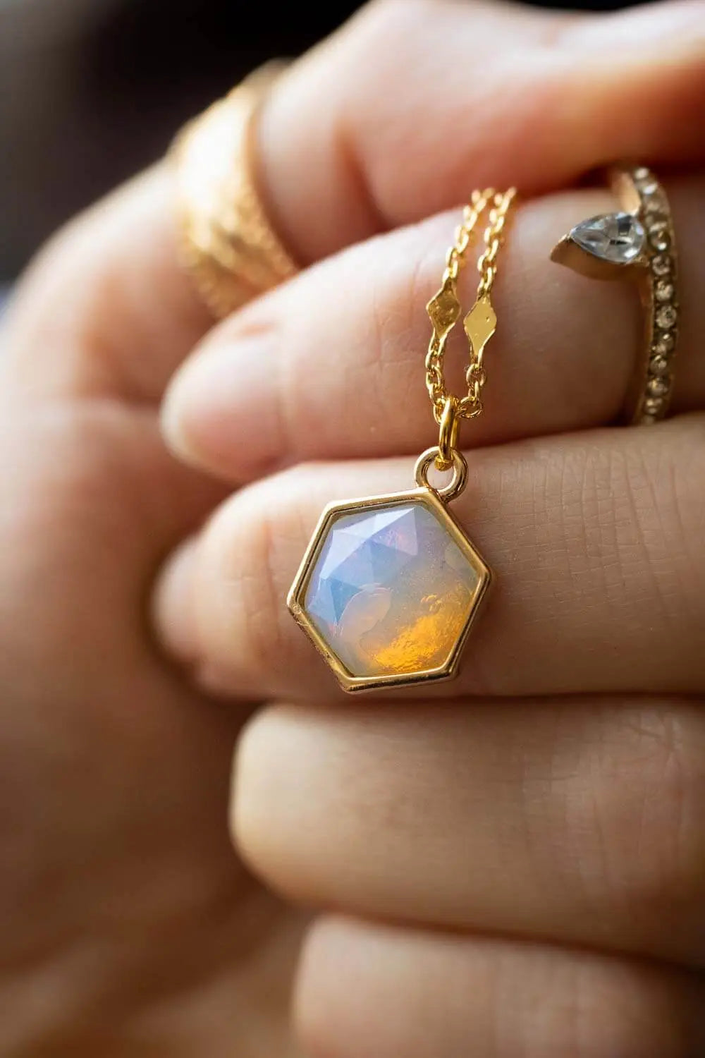 Pendentif en opaline Thrima et chaîne en laiton doré lunamanashop