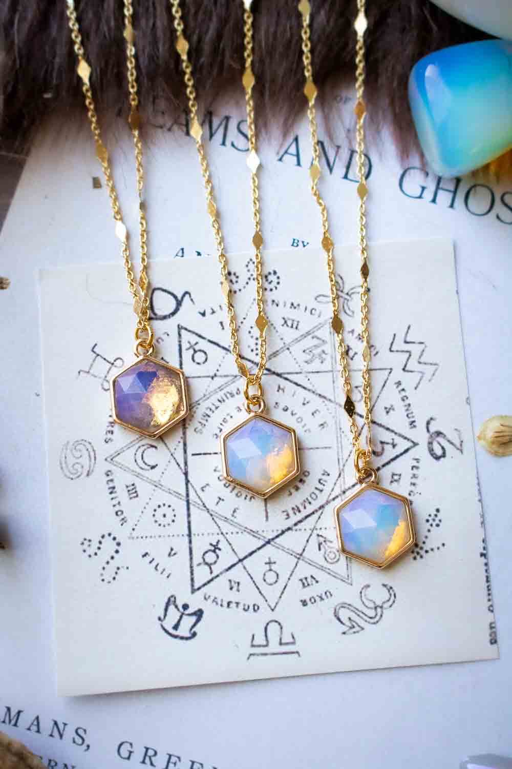 Pendentif en opaline Thrima et chaîne en laiton doré lunamanashop