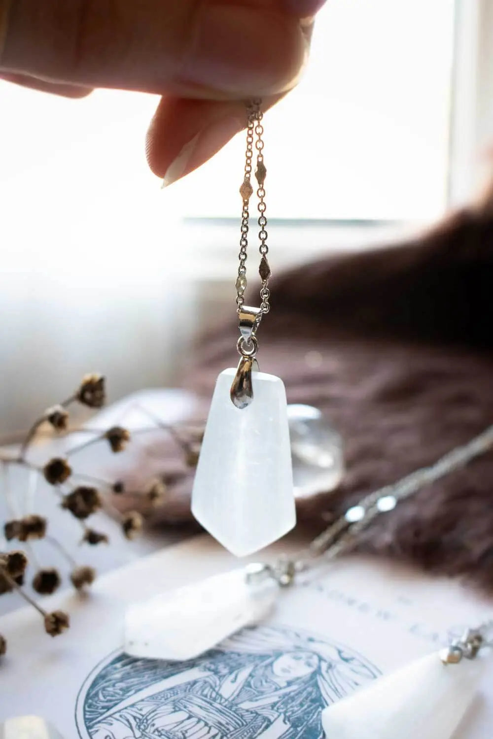 Pendentif en sélénite Edryn et chaîne en laiton argenté lunamanashop