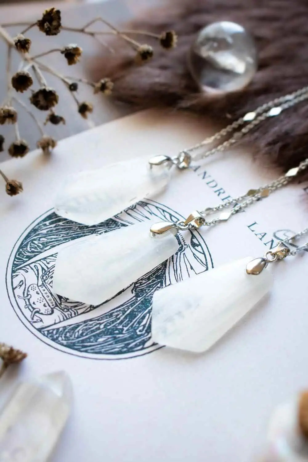 Pendentif en sélénite Edryn et chaîne en laiton argenté lunamanashop