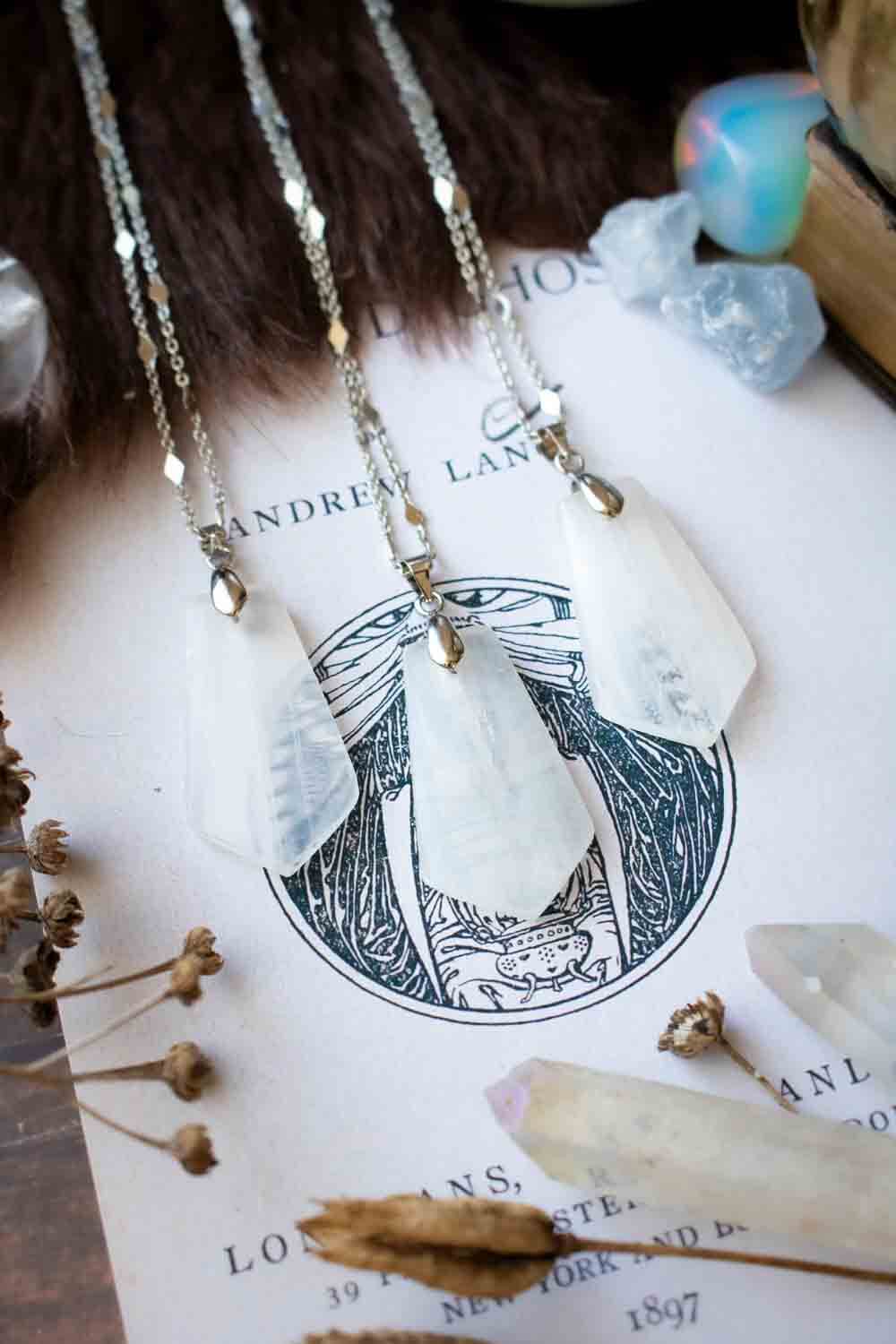 Pendentif en sélénite Edryn et chaîne en laiton argenté lunamanashop