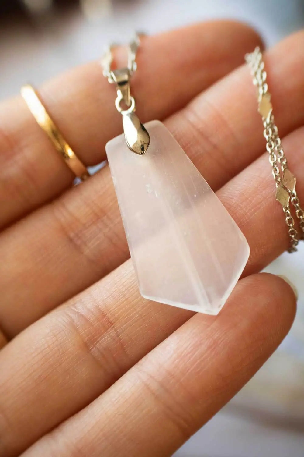 Pendentif en sélénite Edryn et chaîne en laiton argenté lunamanashop