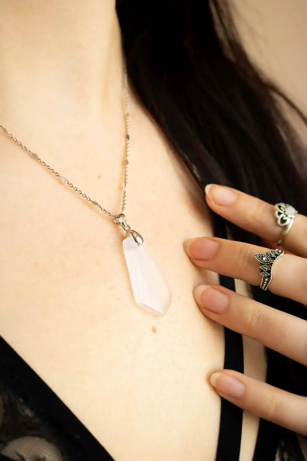 Pendentif en sélénite Edryn et chaîne en laiton argenté lunamanashop