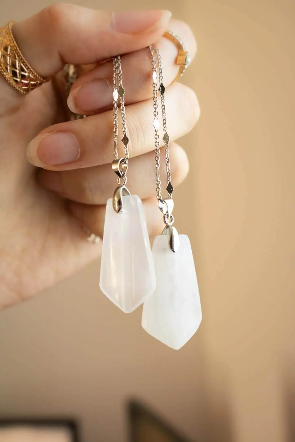 Pendentif en sélénite Edryn et chaîne en laiton argenté lunamanashop
