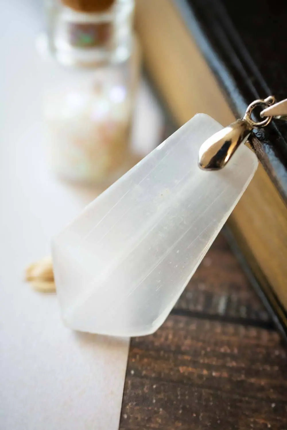 Pendentif en sélénite Edryn et chaîne en laiton argenté lunamanashop
