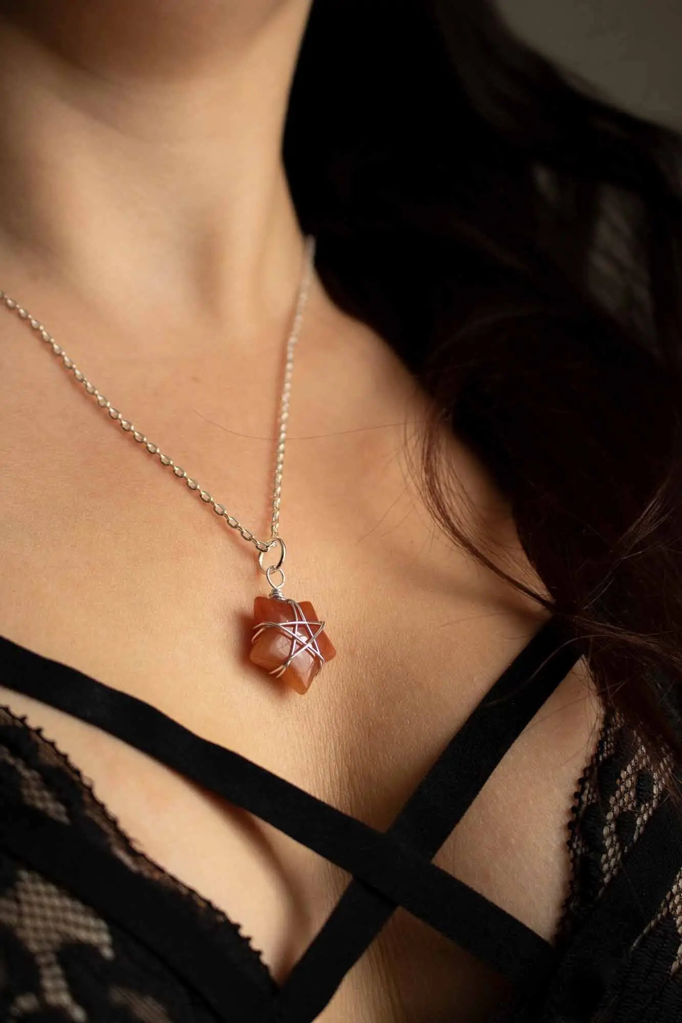 Pendentif étoile en Aventurine rouge et fil argenté lunamanashop