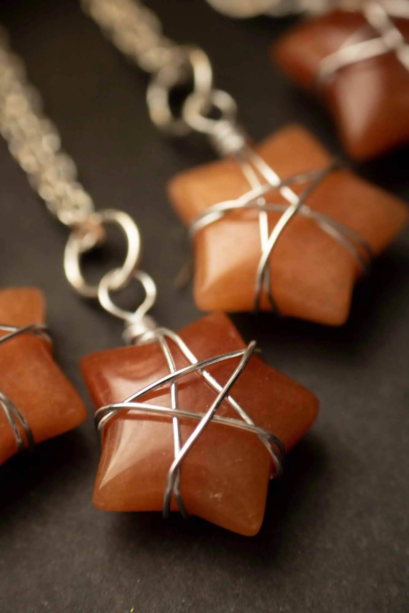 Pendentif étoile en Aventurine rouge et fil argenté lunamanashop
