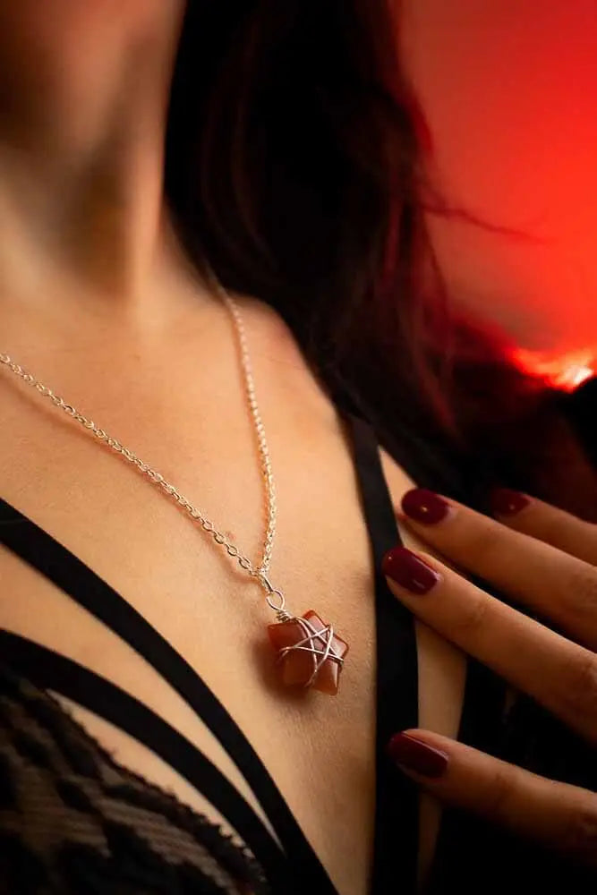 Pendentif étoile en Aventurine rouge et fil argenté lunamanashop
