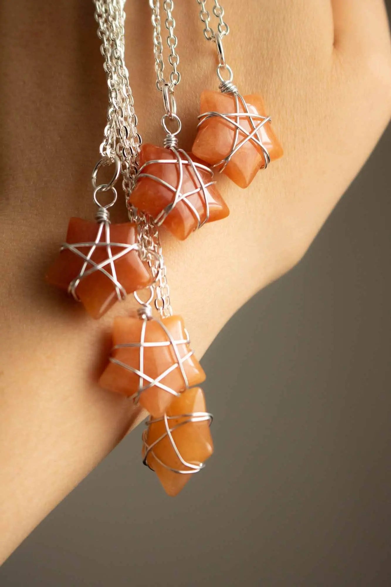 Pendentif étoile en Aventurine rouge et fil argenté lunamanashop