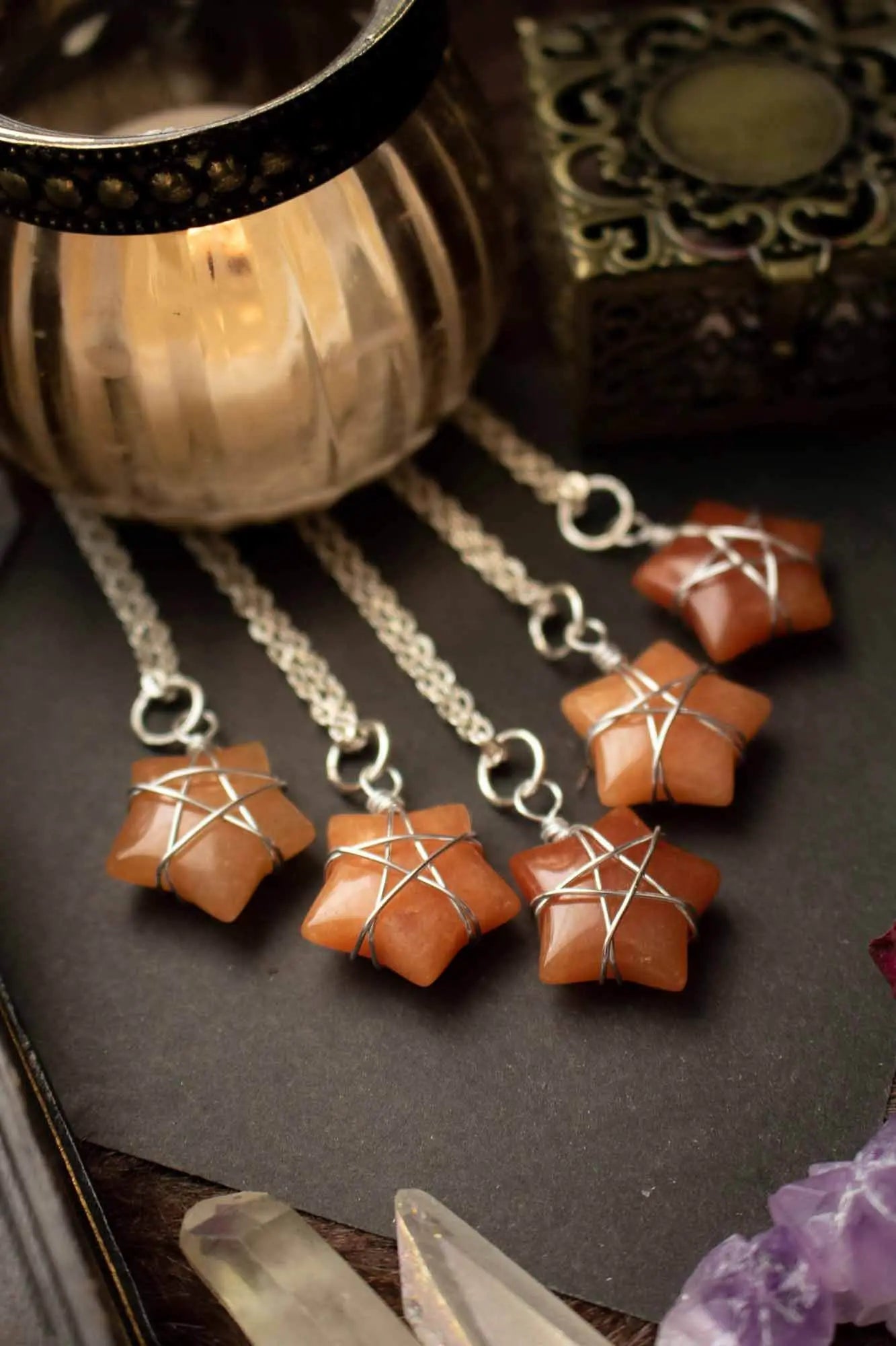 Pendentif étoile en Aventurine rouge et fil argenté lunamanashop