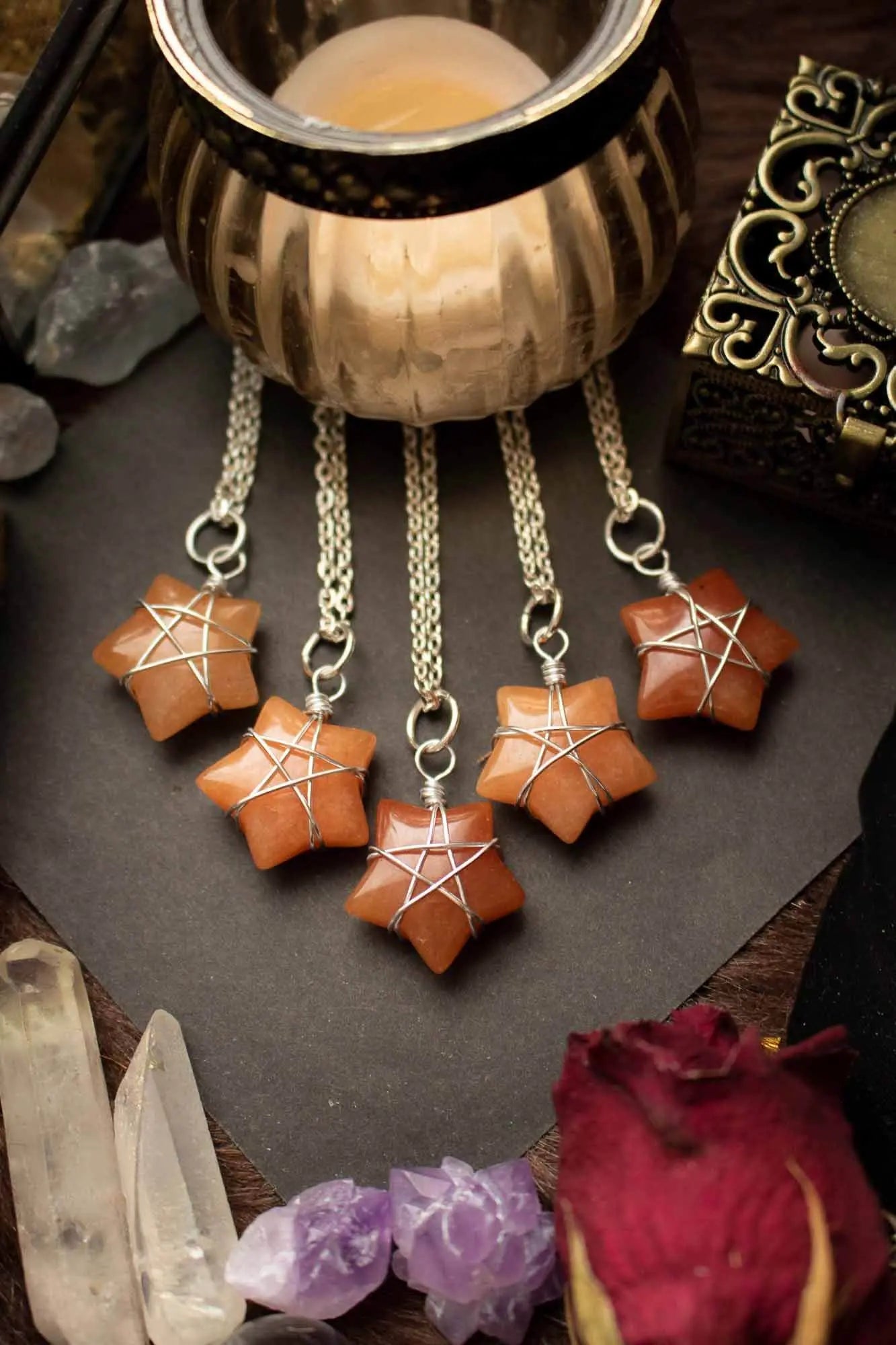Pendentif étoile en Aventurine rouge et fil argenté lunamanashop