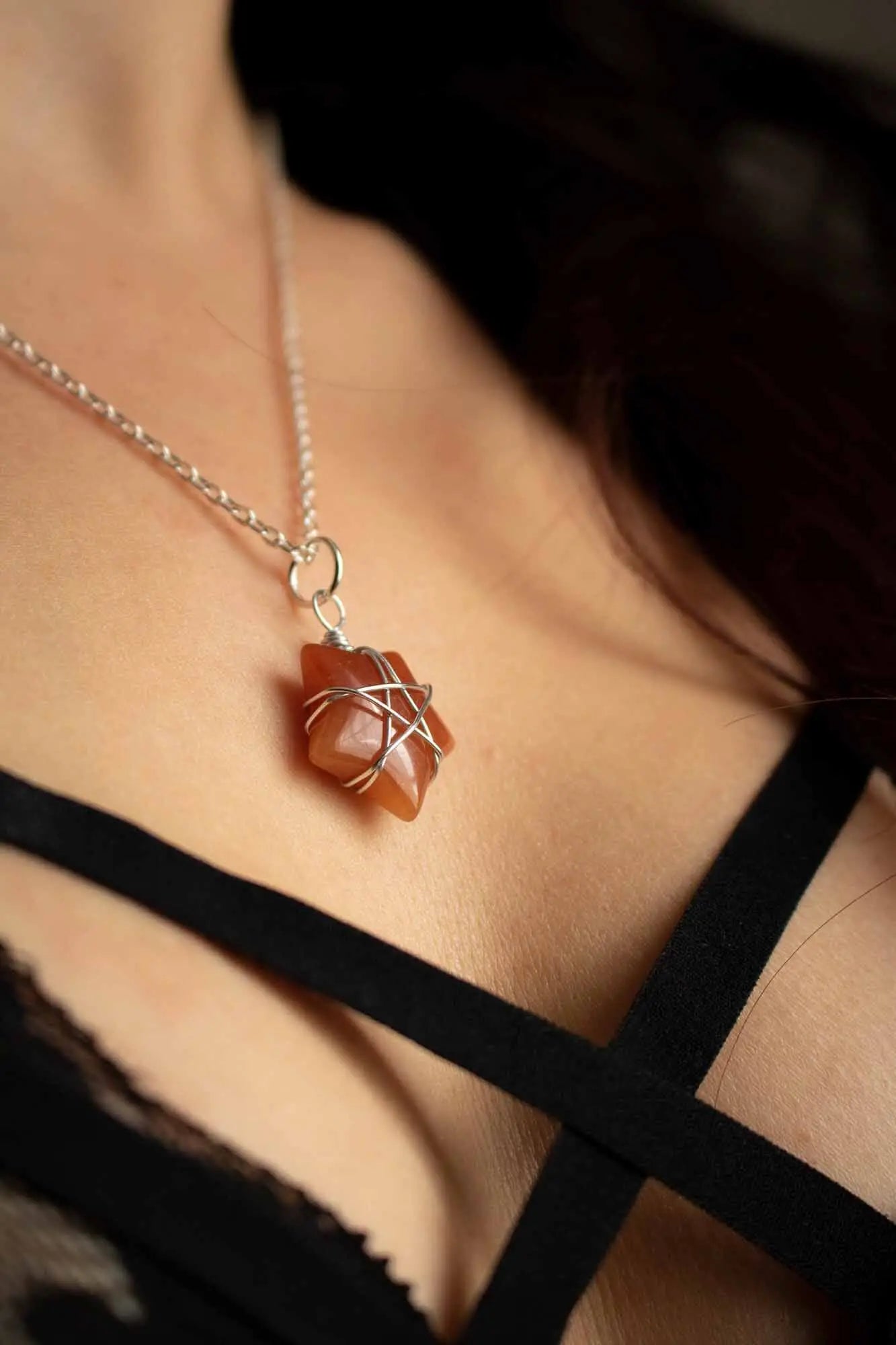 Pendentif étoile en Aventurine rouge et fil argenté lunamanashop