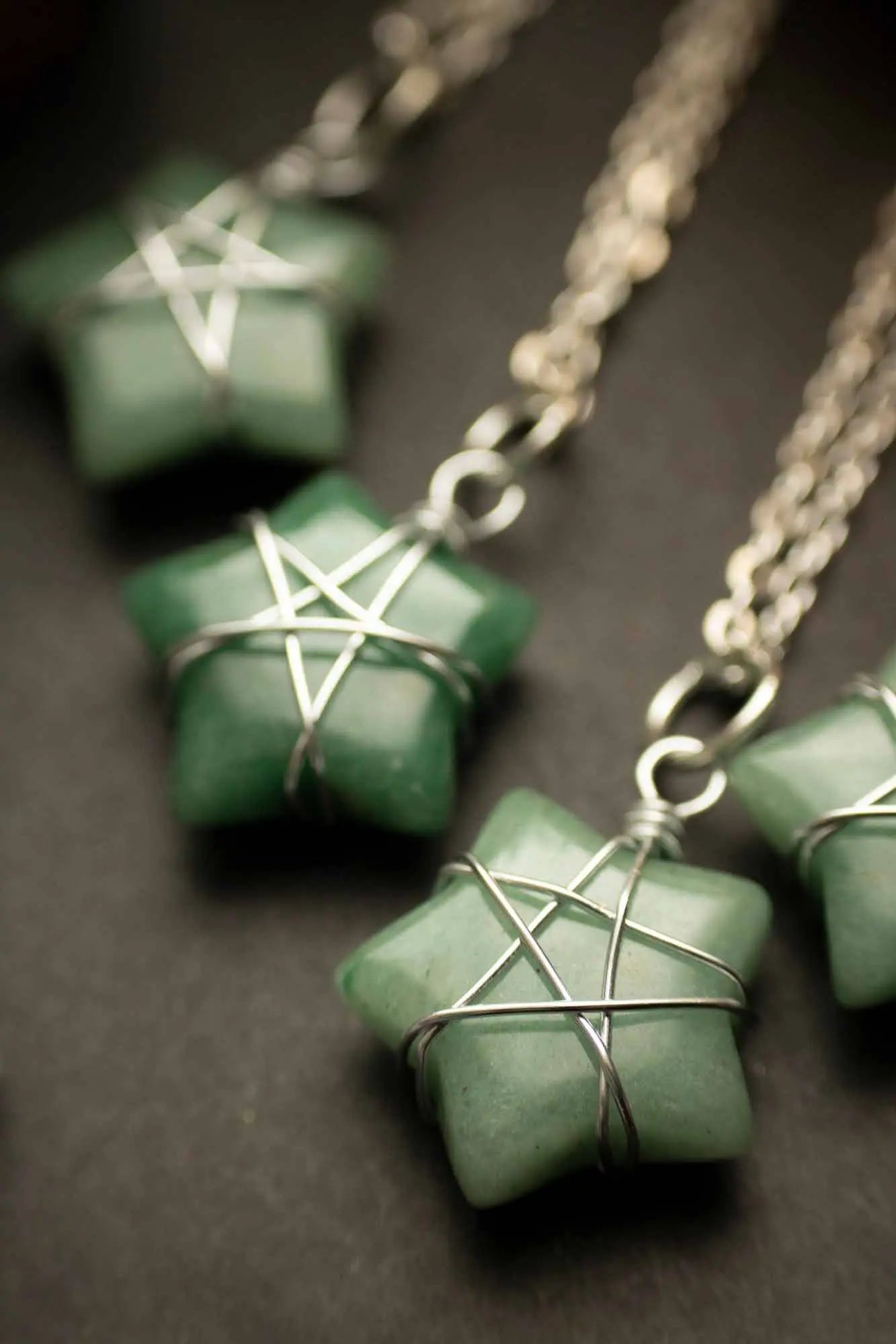 Pendentif étoile en Aventurine verte et fil argenté lunamanashop