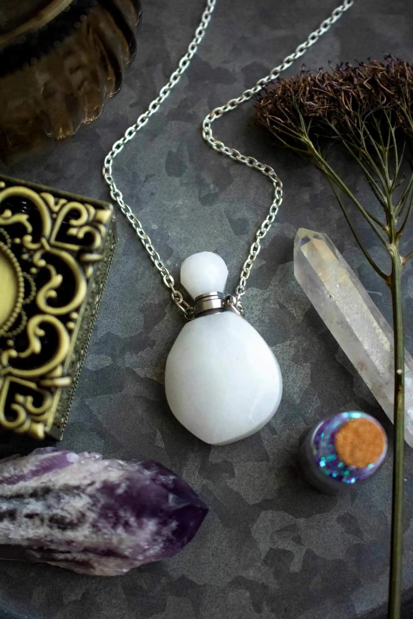 Pendentif fiole en Jade blanc et chaîne argentée lunamanashop