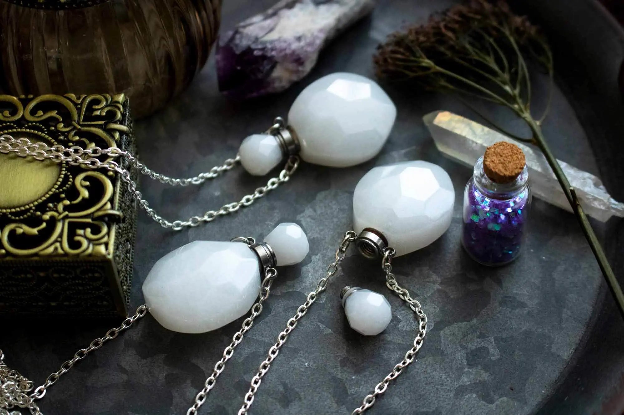 Pendentif fiole en Jade blanc et chaîne argentée lunamanashop