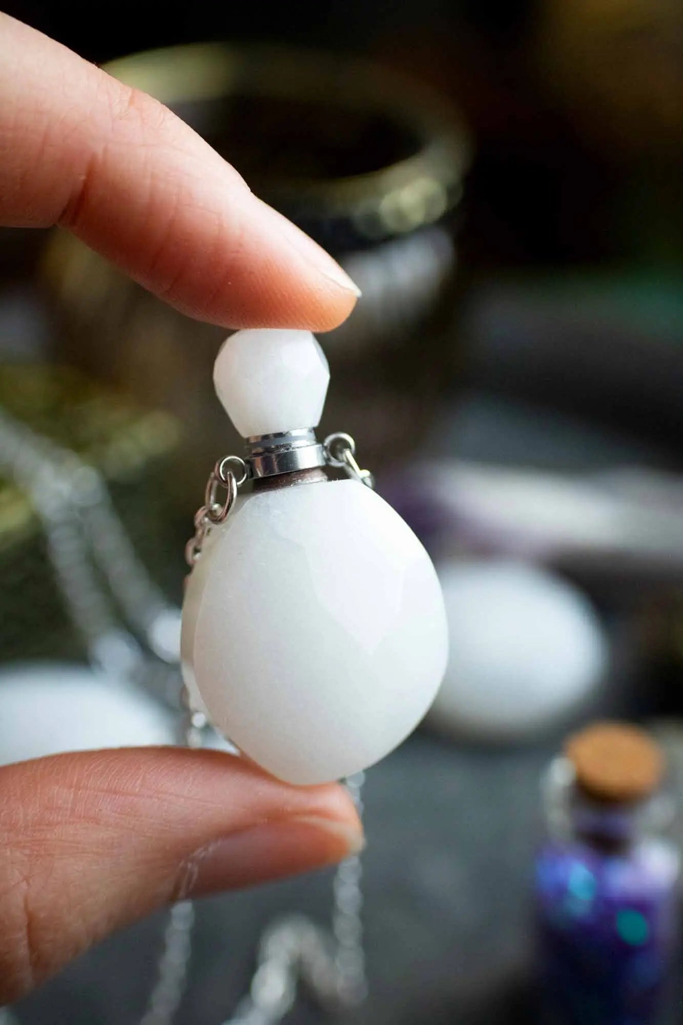 Pendentif fiole en Jade blanc et chaîne argentée lunamanashop