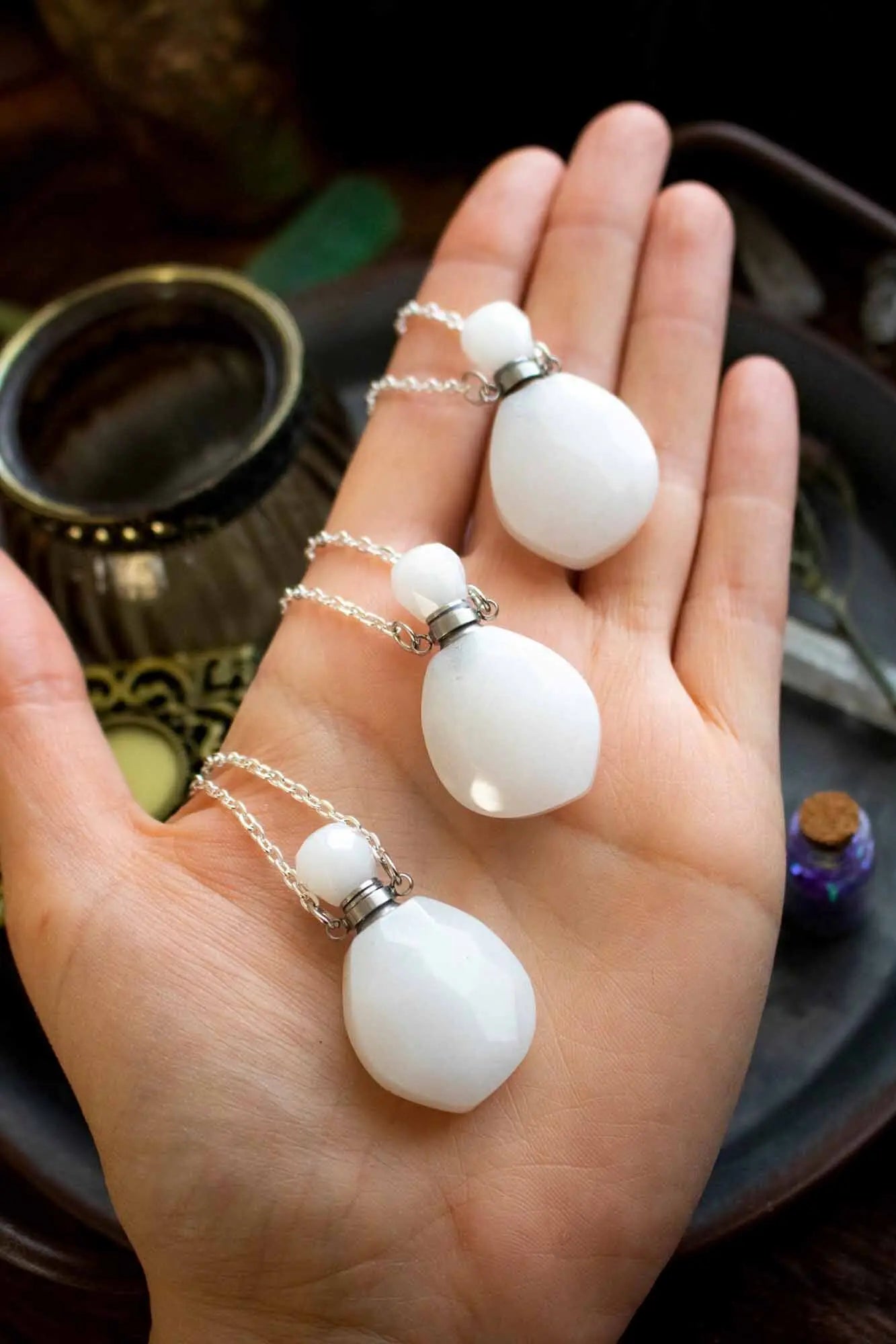 Pendentif fiole en Jade blanc et chaîne argentée lunamanashop