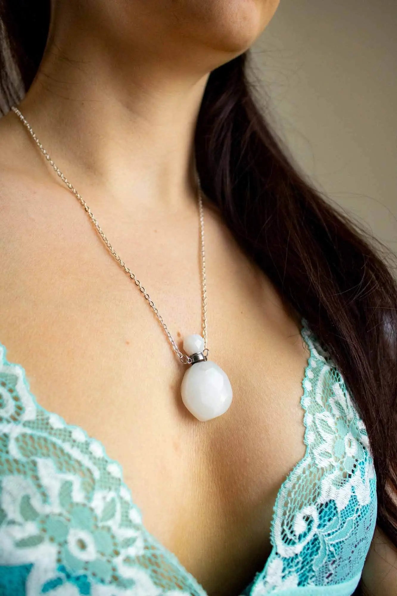 Pendentif fiole en Jade blanc et chaîne argentée lunamanashop