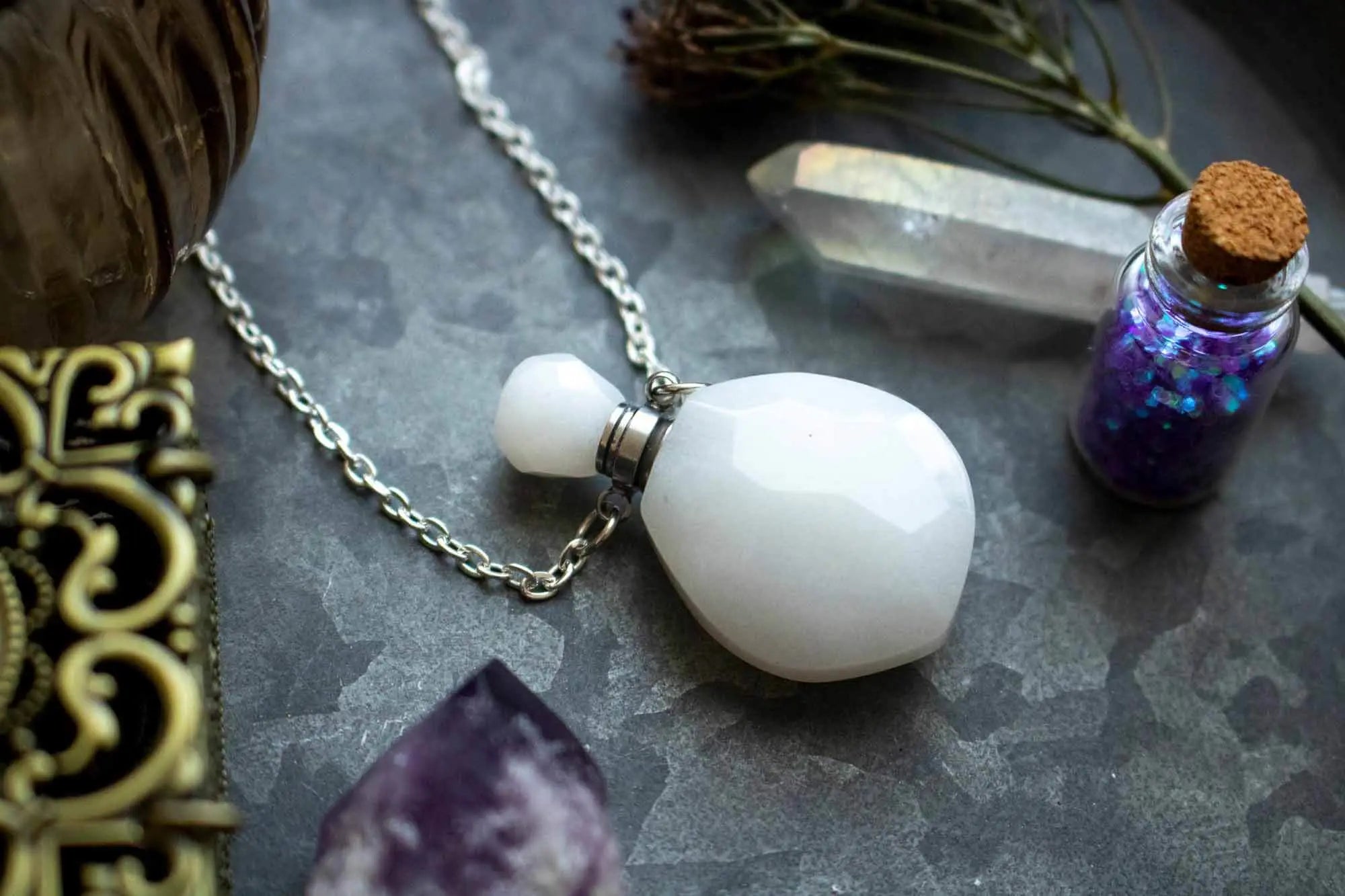 Pendentif fiole en Jade blanc et chaîne argentée lunamanashop