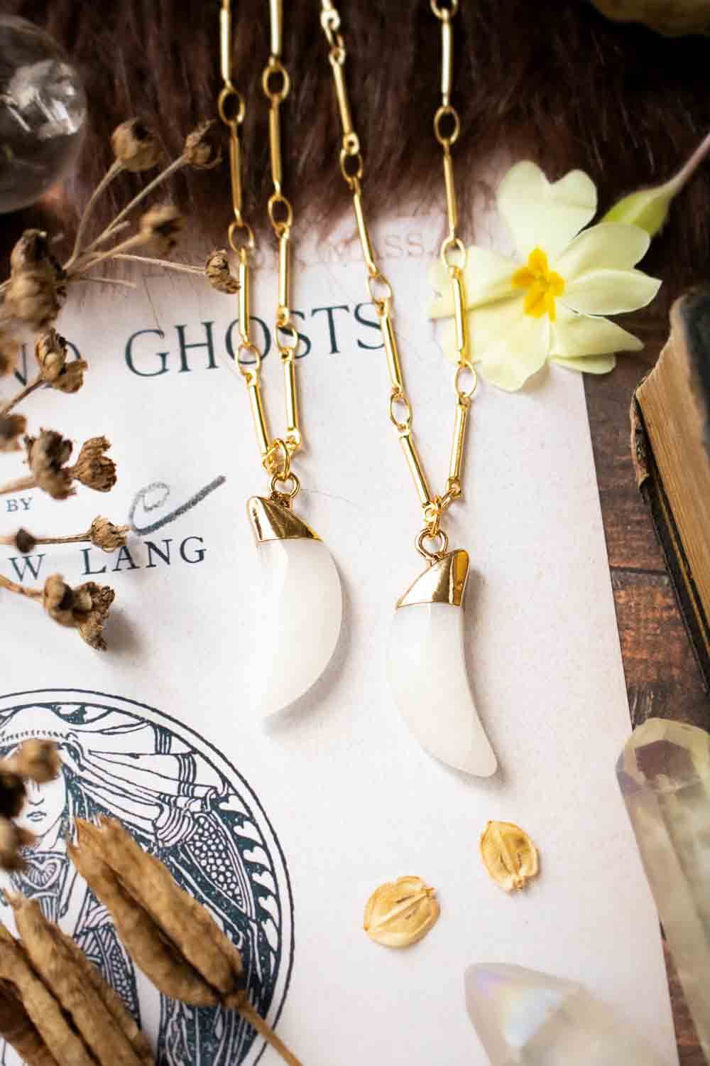 Pendentif lune de jade blanc Tila et chaîne plaquée or 18 carats lunamanashop
