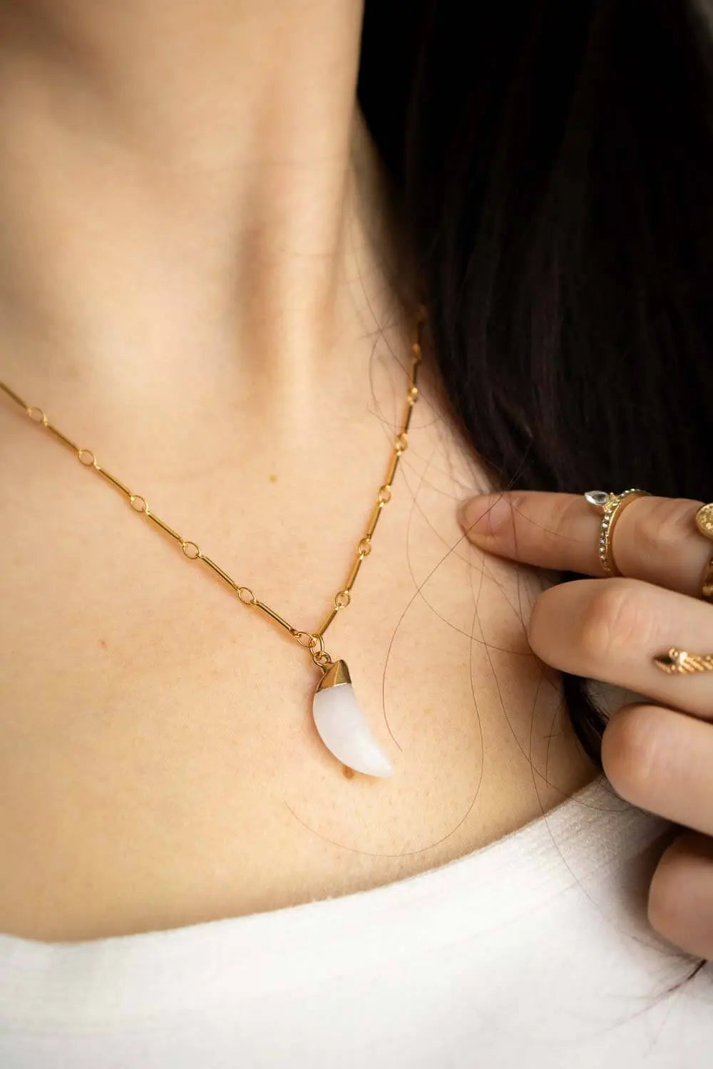 Pendentif lune de jade blanc Tila et chaîne plaquée or 18 carats lunamanashop