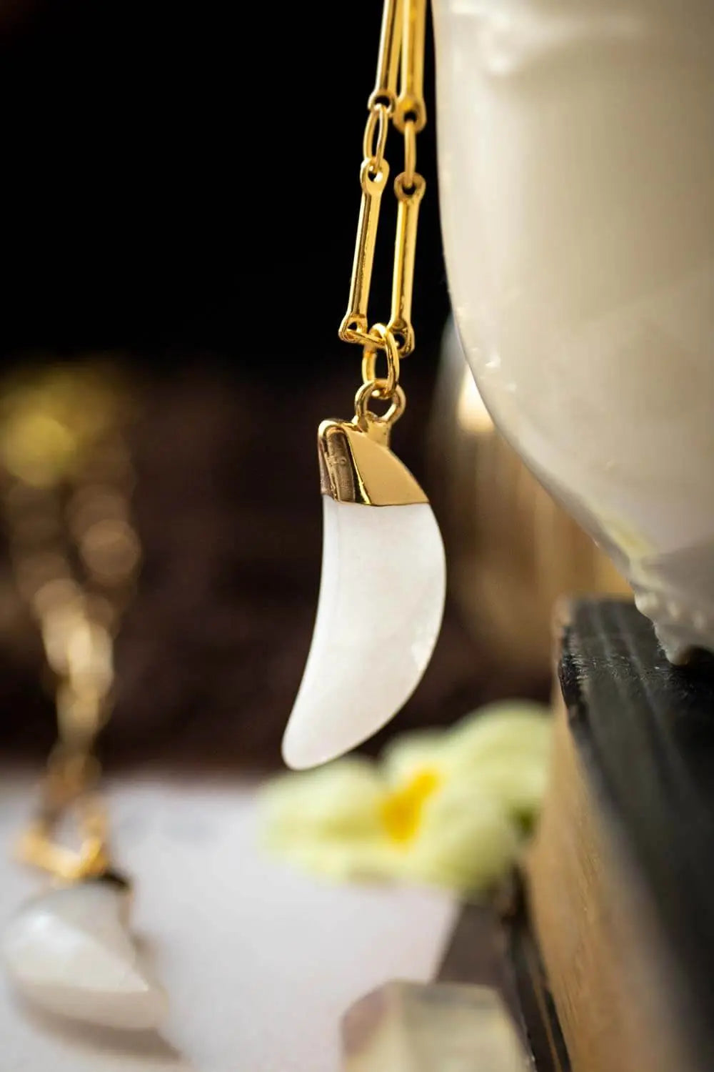 Pendentif lune de jade blanc Tila et chaîne plaquée or 18 carats lunamanashop