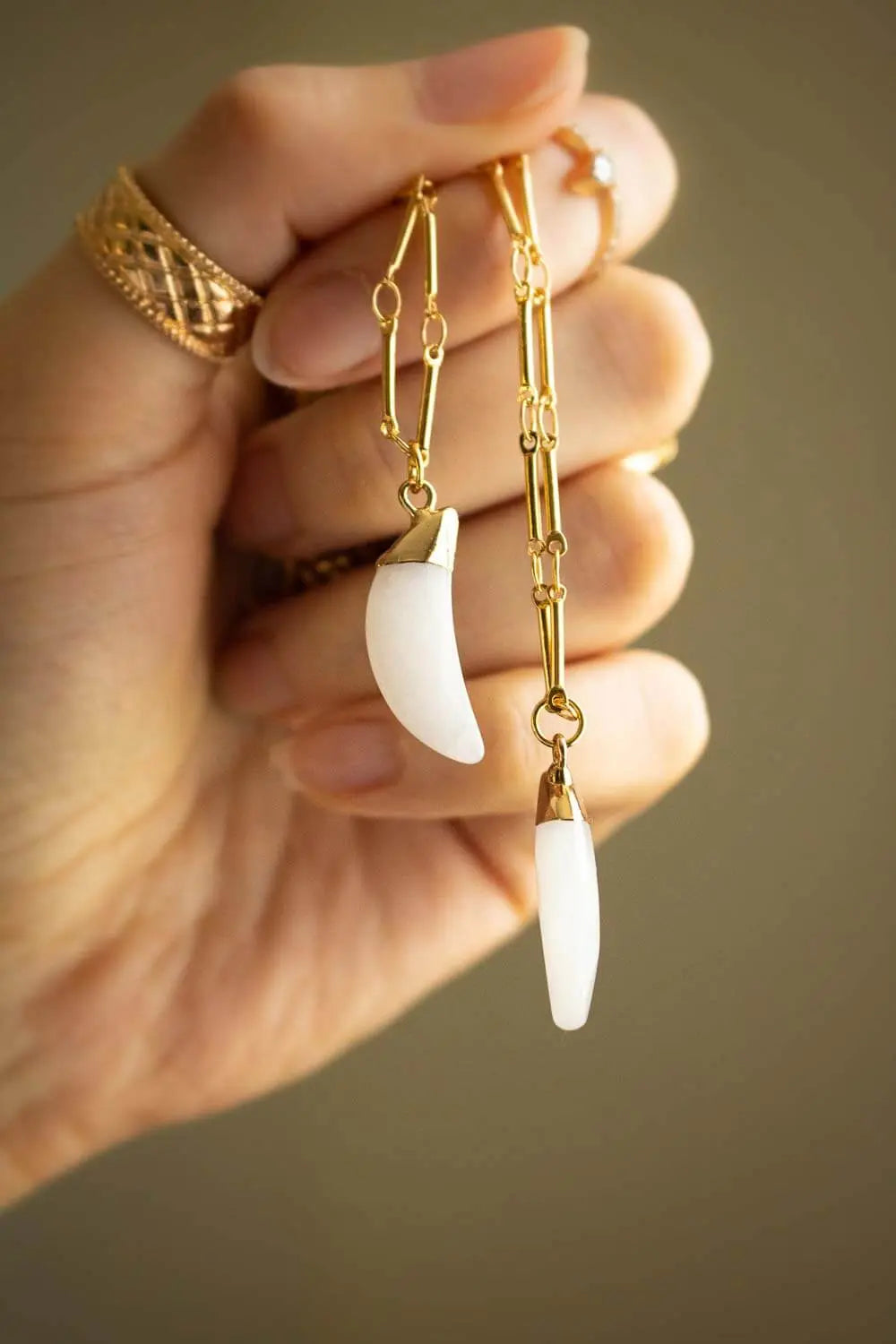 Pendentif lune de jade blanc Tila et chaîne plaquée or 18 carats lunamanashop