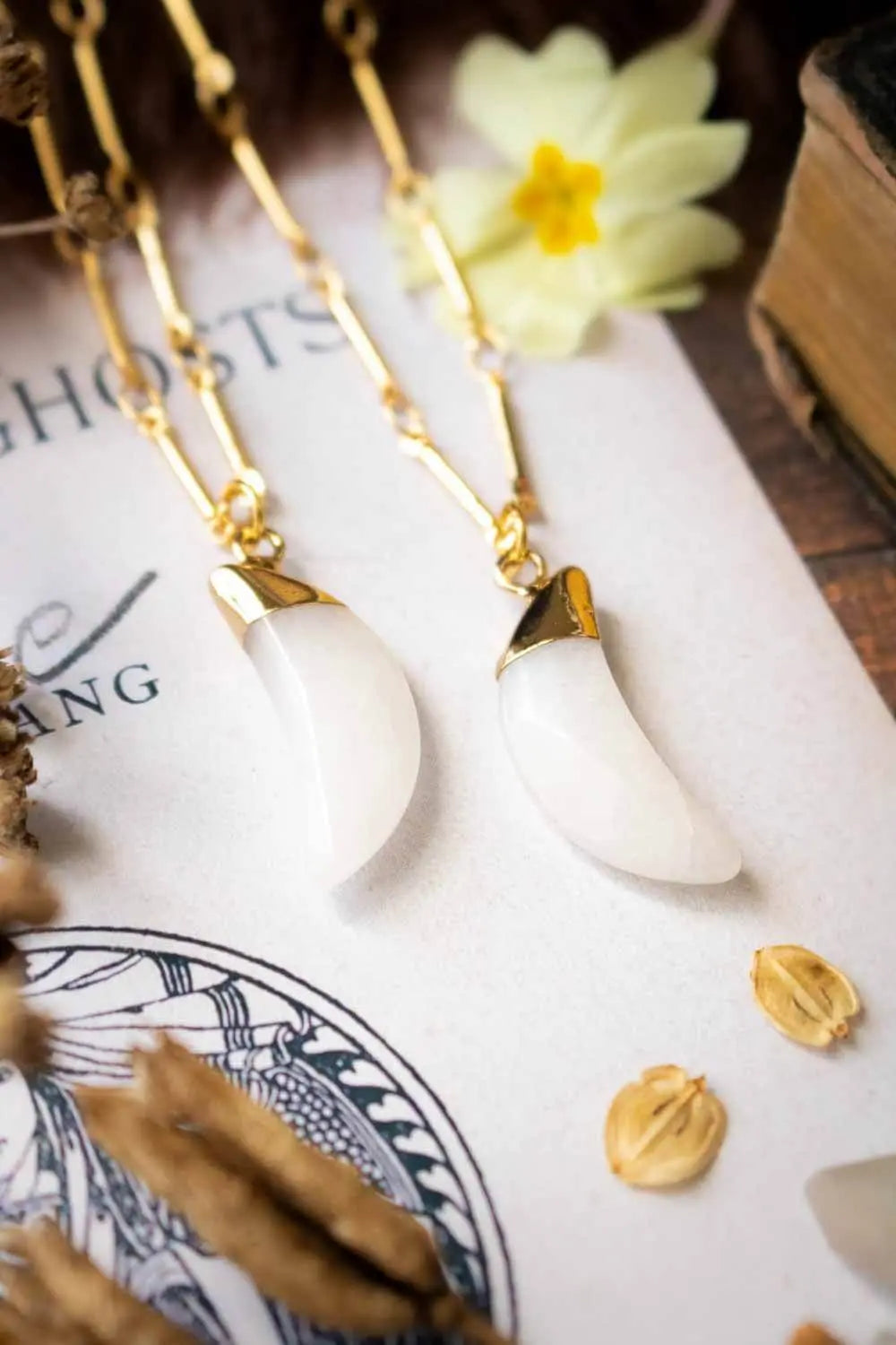 Pendentif lune de jade blanc Tila et chaîne plaquée or 18 carats lunamanashop