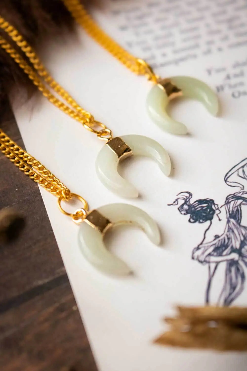Pendentif lune en amazonite Cynnja et chaîne en laiton doré lunamanashop