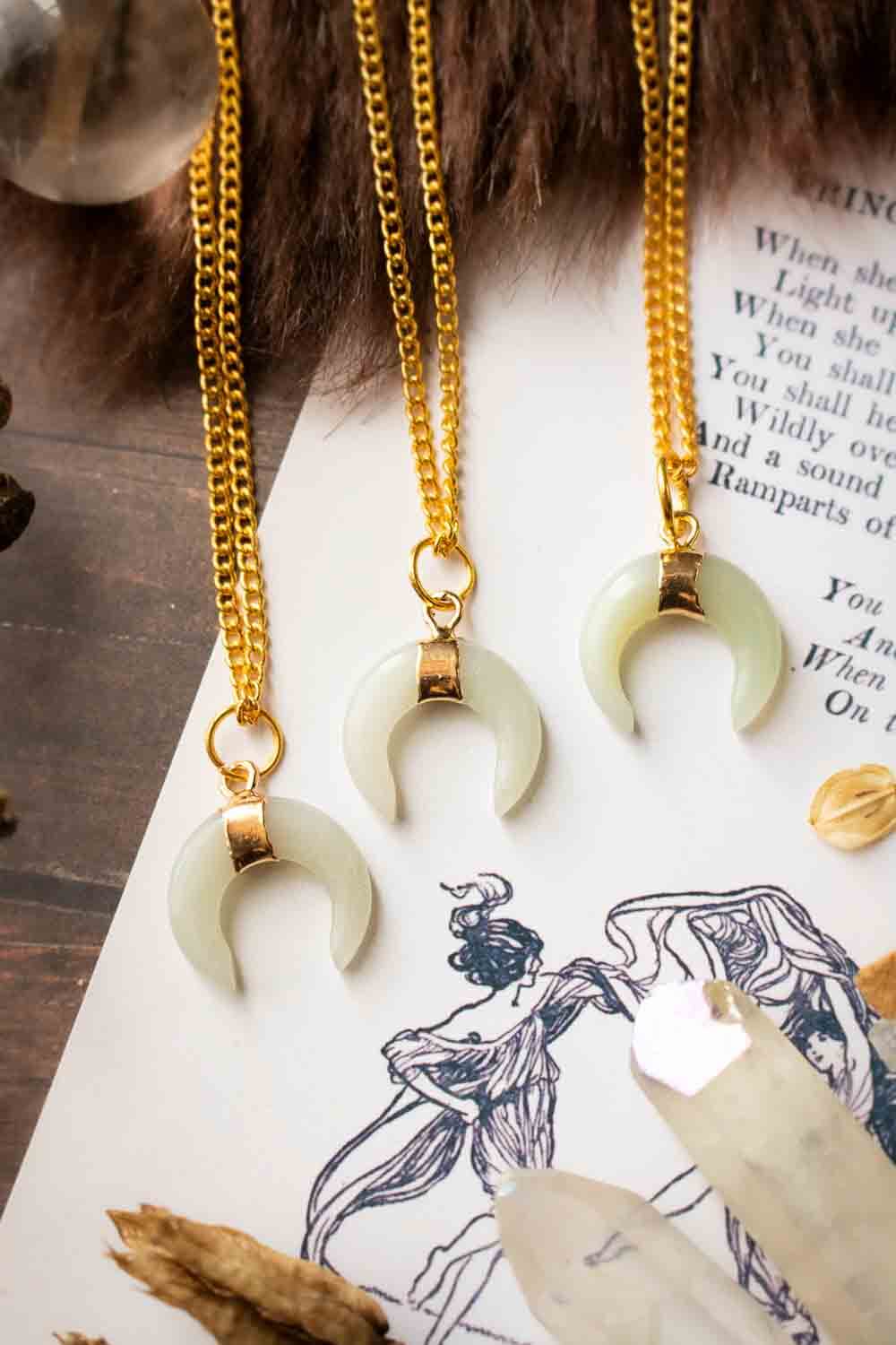 Pendentif lune en amazonite Cynnja et chaîne en laiton doré lunamanashop