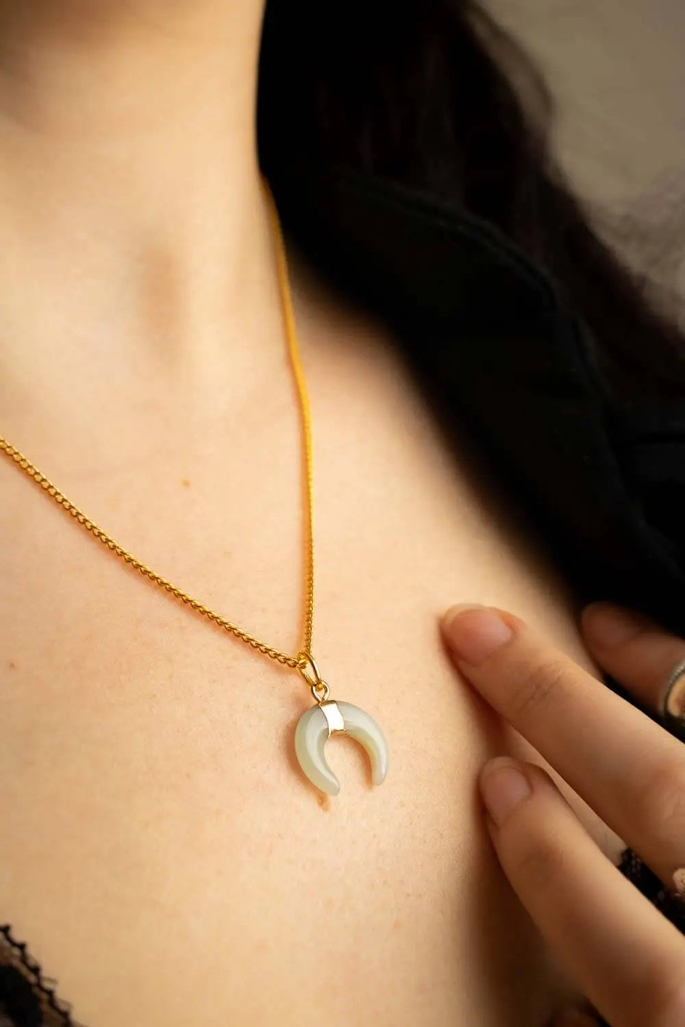 Pendentif lune en amazonite Cynnja et chaîne en laiton doré lunamanashop