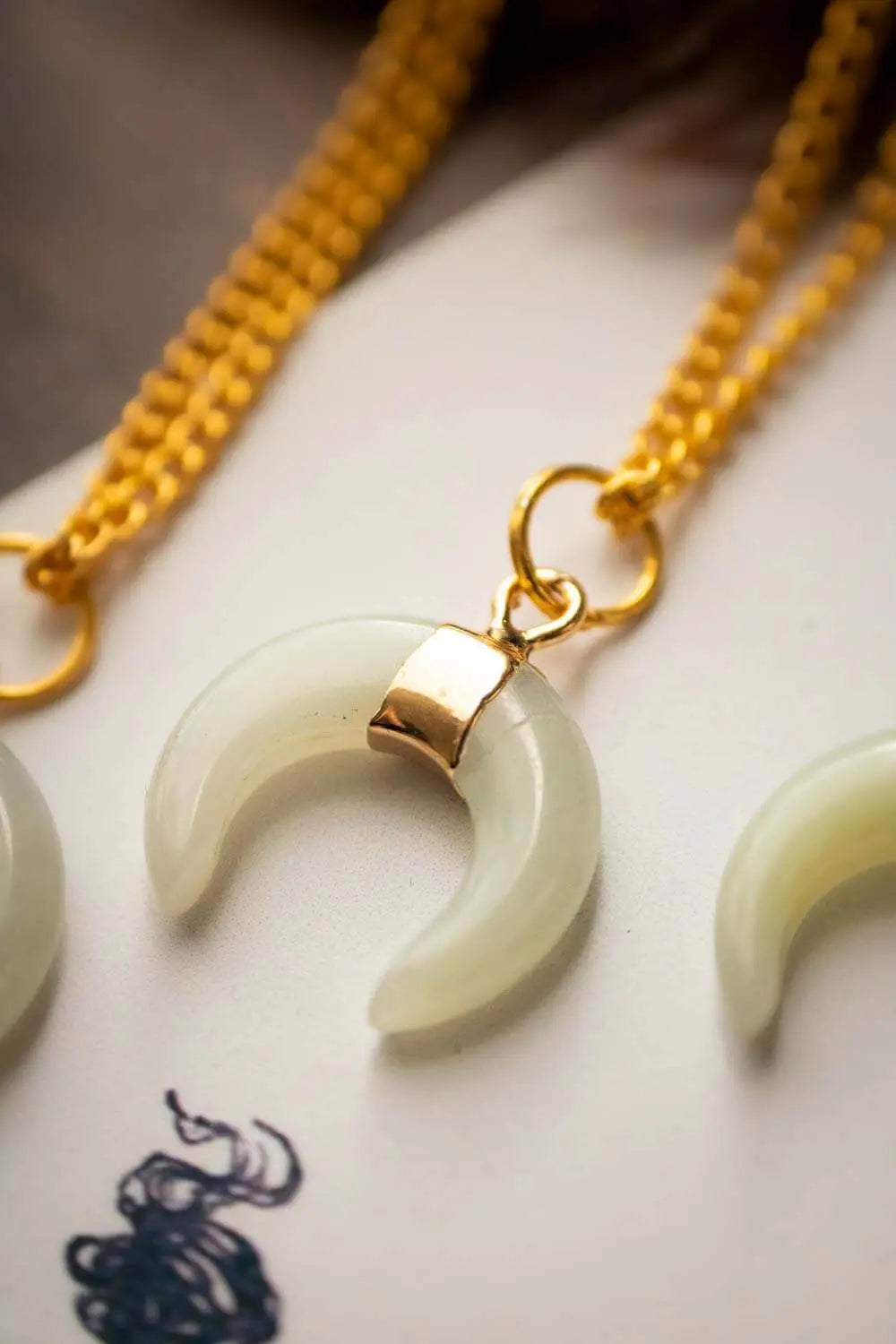 Pendentif lune en amazonite Cynnja et chaîne en laiton doré lunamanashop