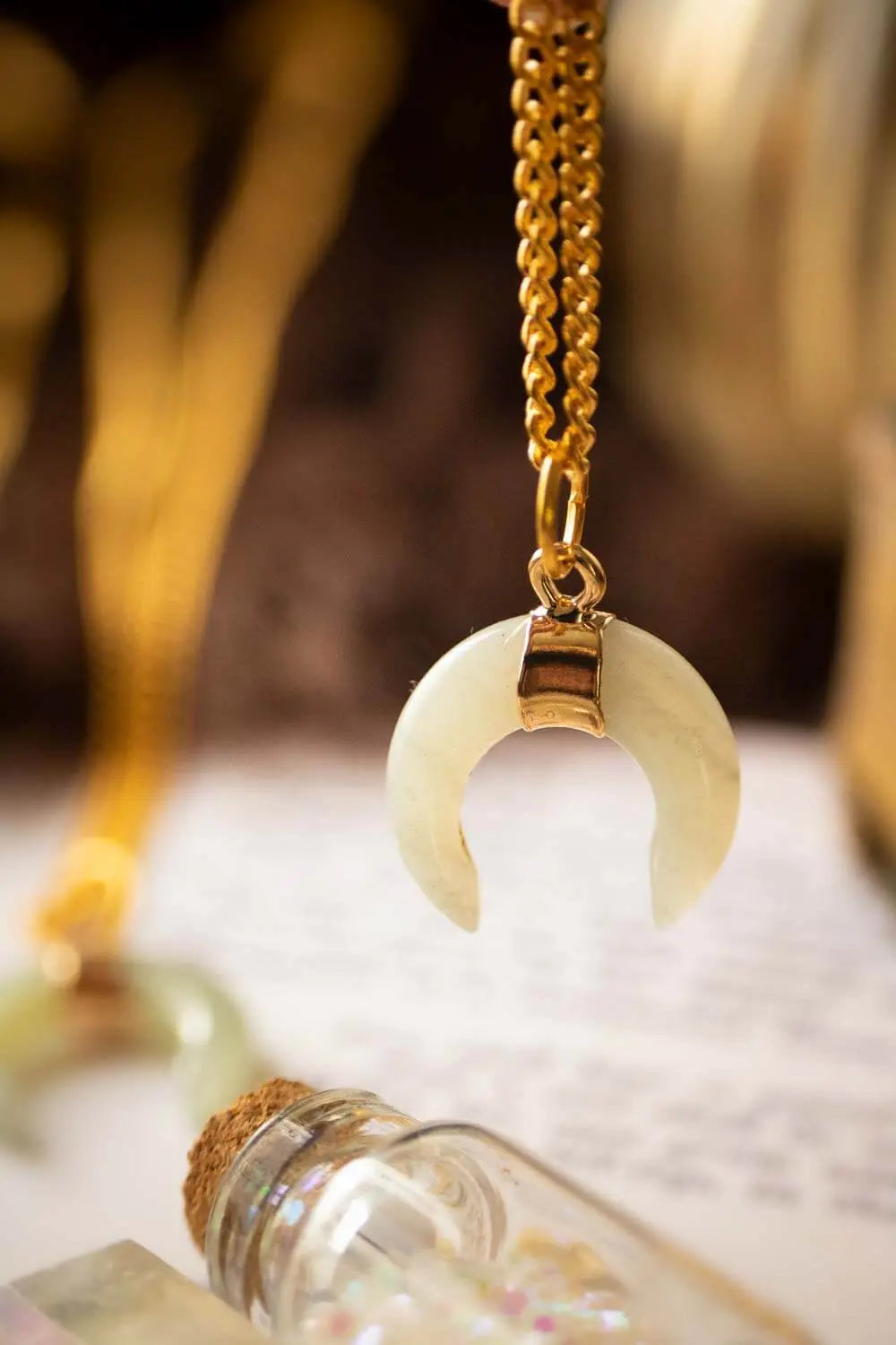 Pendentif lune en amazonite Cynnja et chaîne en laiton doré lunamanashop