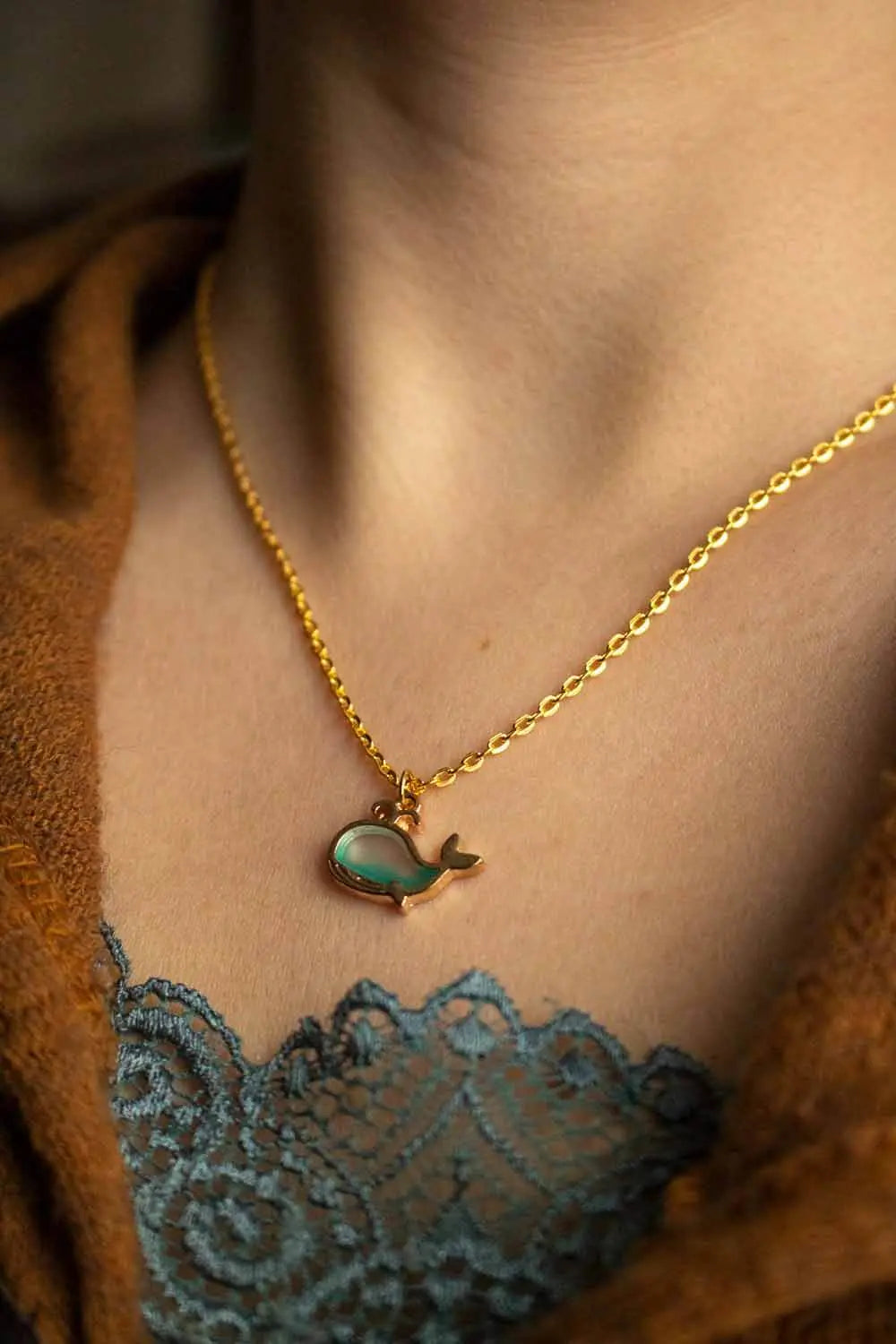 Pendentif petite baleine bleue et chaîne dorée lunamanashop