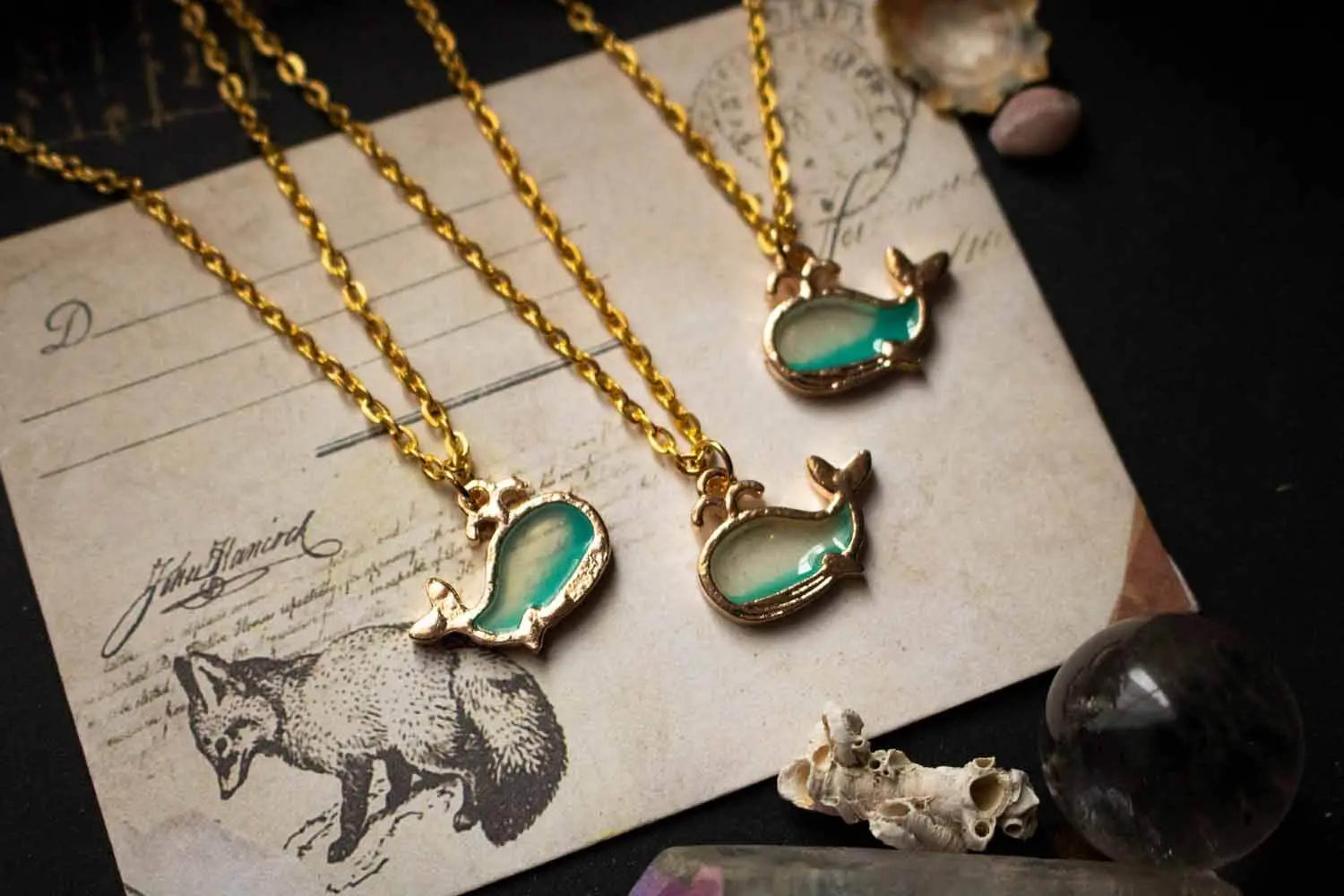 Pendentif petite baleine bleue et chaîne dorée lunamanashop