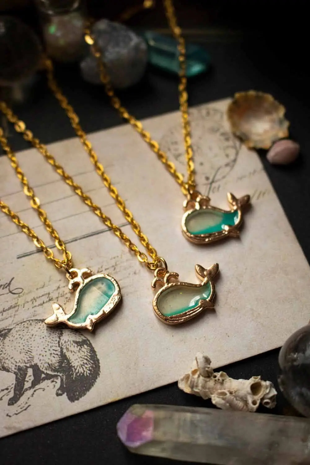 Pendentif petite baleine bleue et chaîne dorée lunamanashop