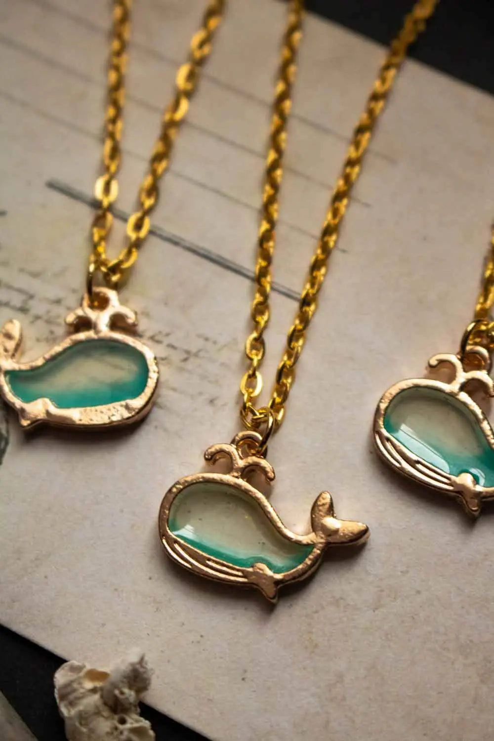 Pendentif petite baleine bleue et chaîne dorée lunamanashop