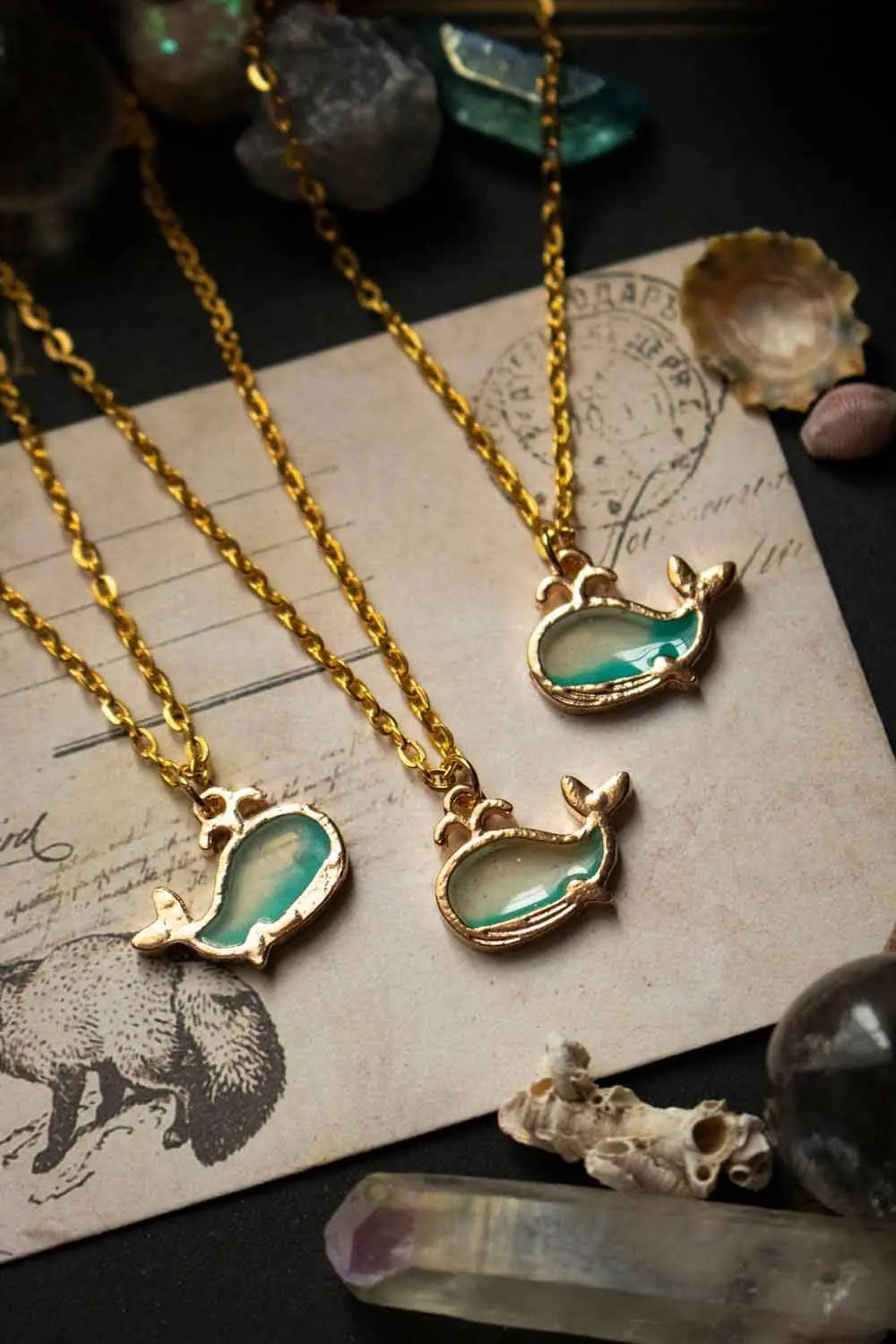 Pendentif petite baleine bleue et chaîne dorée lunamanashop