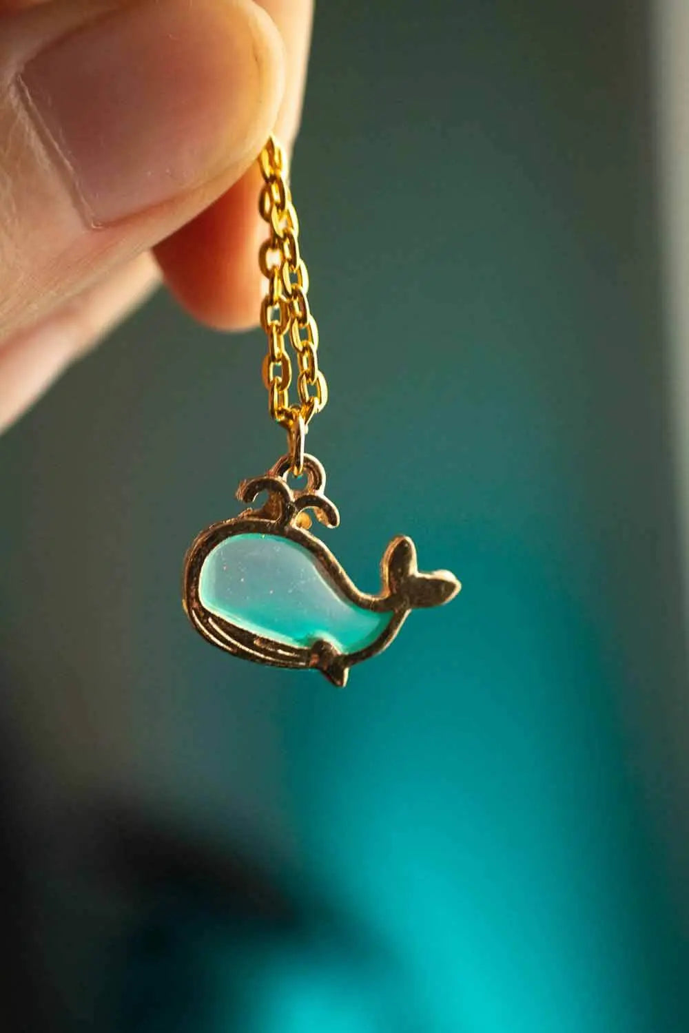 Pendentif petite baleine bleue et chaîne dorée lunamanashop